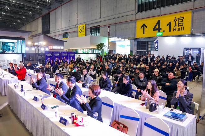 J9九游“窗新驱动·全链协同” 2024中国系统门窗技术研讨论坛圆满落幕！(图3)