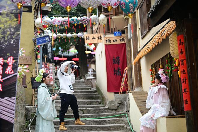 簪花之J9九游火点燃千年古道(图2)