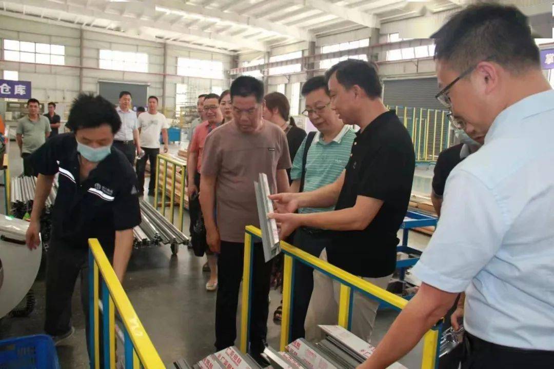 J9九游省科技节能办赴生产车间、项目现场开展节能门窗生产与应用调研(图2)
