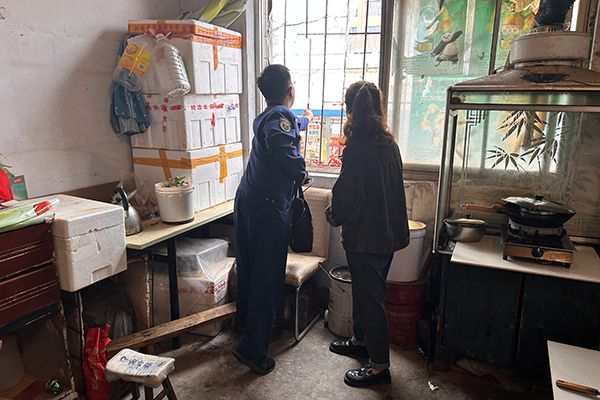 J9九游三门峡灵宝市：多部门联合开展人员密集场所门窗设置影响逃生和灭火救援的障碍物拆除行动(图3)