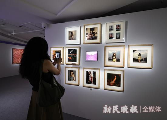 J9九游艾敬艺术展“我们需要爱”上一双手一朵花坚强地绽放(图2)