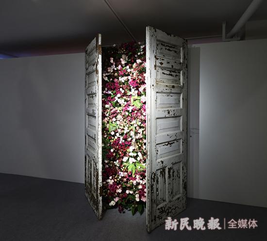 J9九游艾敬艺术展“我们需要爱”上一双手一朵花坚强地绽放(图1)