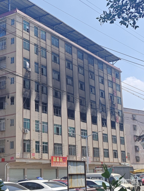 记者探J9九游访花都厂房失火现场：获救人员讲述逃生经历目击者称逃生梯起作用(图3)